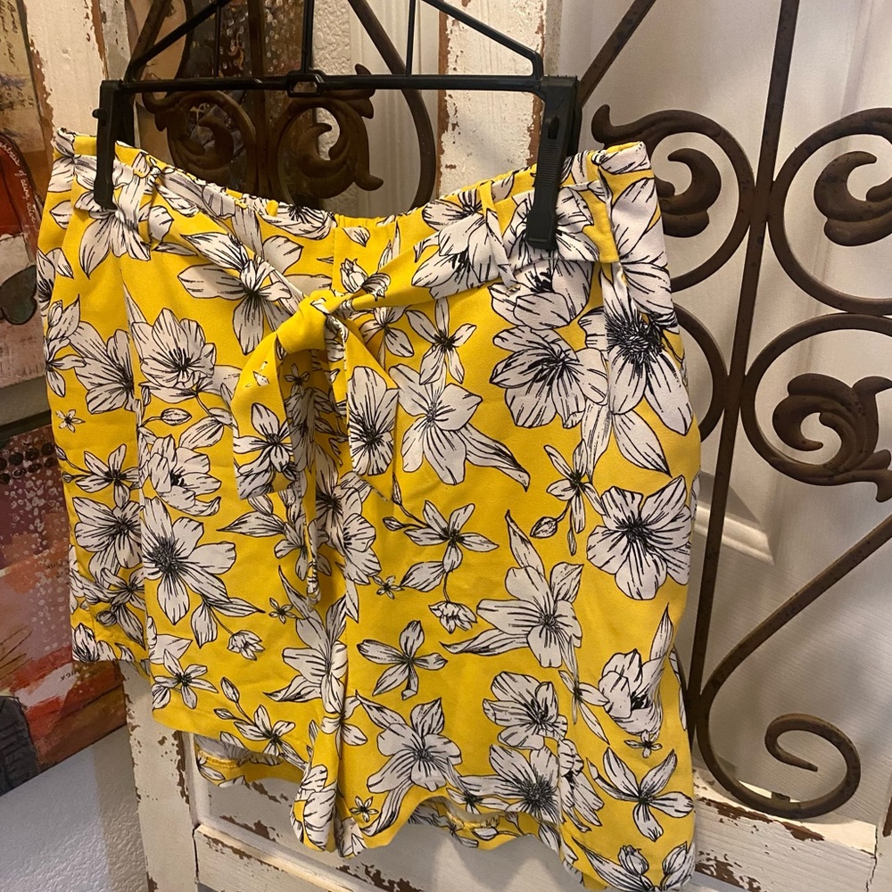 ATTENTION DRESS SHORTS. - Picture 3 of 5